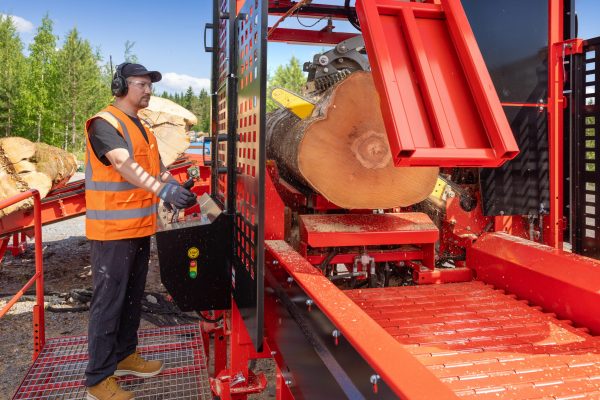 x-firewood-factory-operator-cutting-log-s90-saw+-machine-001 Palax Firewood Processor - Firewood Factory